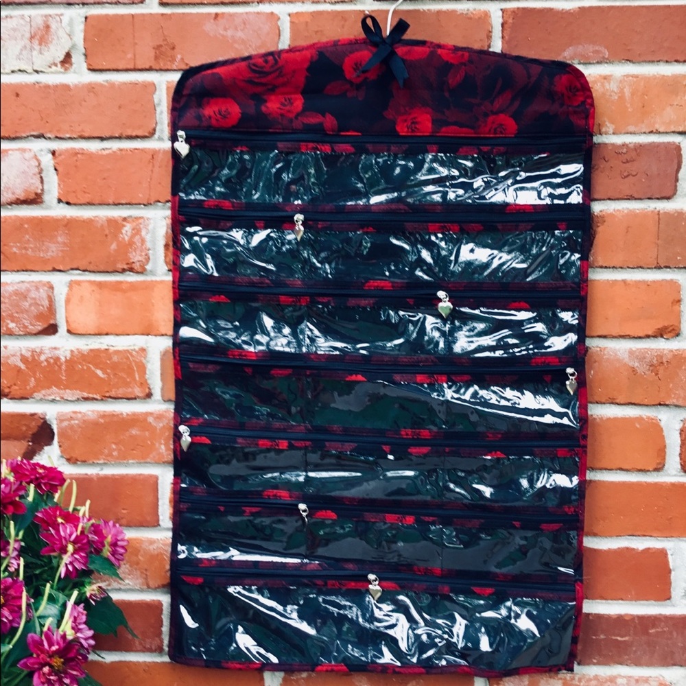Hanging jewelry organizer with heart zippers
